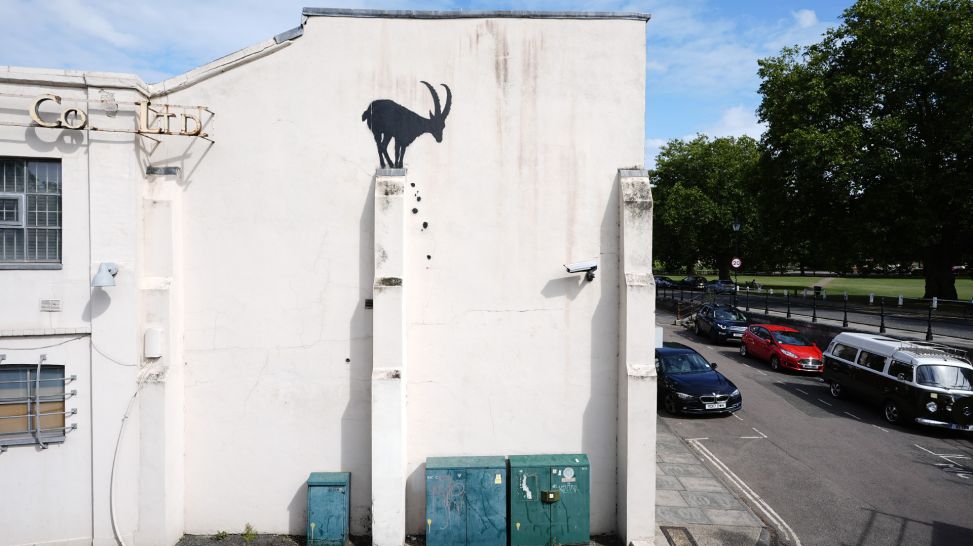 Banksy – Steinbock an einer Hauswand löst Geröll-Lawine aus, Kew Bridge, West London; © picture alliance/dpa/Aaron Chown/PA Wire