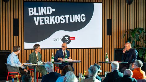 Die Blindverkostung - live und vor Ort in der rbb Dachlounge | Andreas Göbel, Christine Lemke-Matwey, Kai Luehrs-Kaiser und Christian Detig © Thomas Ernst