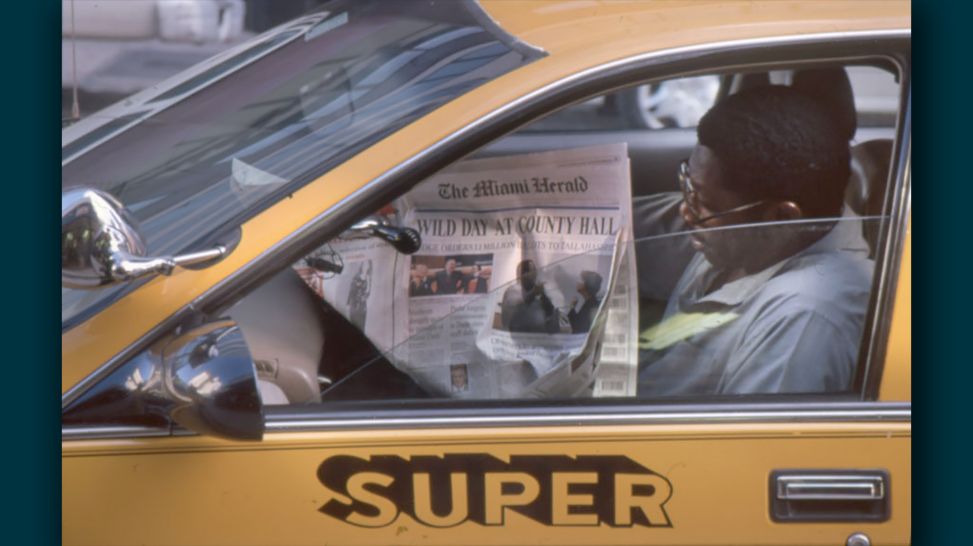 Museum für Kommunikation: Zeitungsleser:innen – Miami, USA 2000; © Eddy Posthuma de Boer