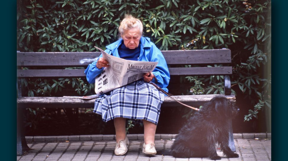 Museum für Kommunikation: Zeitungsleser:innen – Budapest, Ungarn 1988; © Eddy Posthuma de Boer