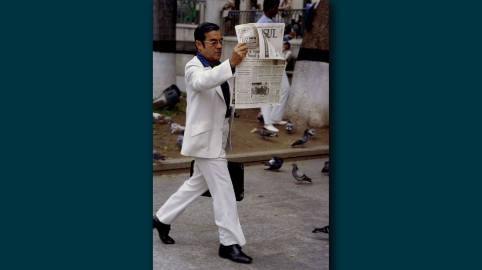 Museum für Kommunikation: Zeitungsleser:innen – Caracas, Venezuela 1983; © Eddy Posthuma de Boer