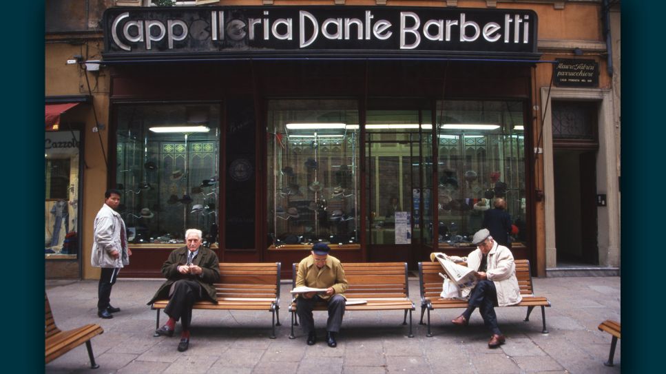 Museum für Kommunikation: Zeitungsleser:innen – Bologna, Italien 1990er; © Eddy Posthuma de Boer