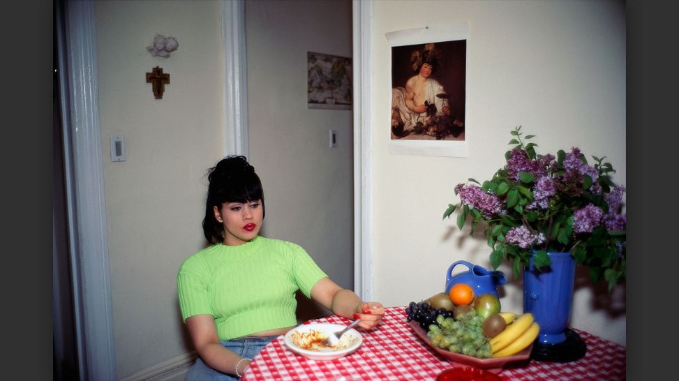 Nan Goldin, Gina at Bruce’s dinner party, NYC, 1991, Fotografie, aus der Serie "The Other Side" © Nan Goldin. Courtesy the artist