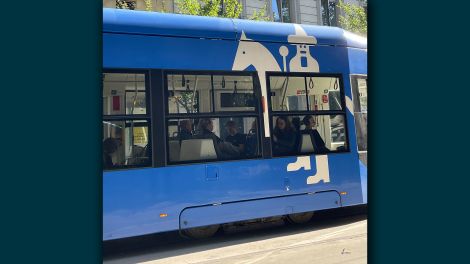 Tartar auf Straßenbahn; © Susanne Papawassiliu