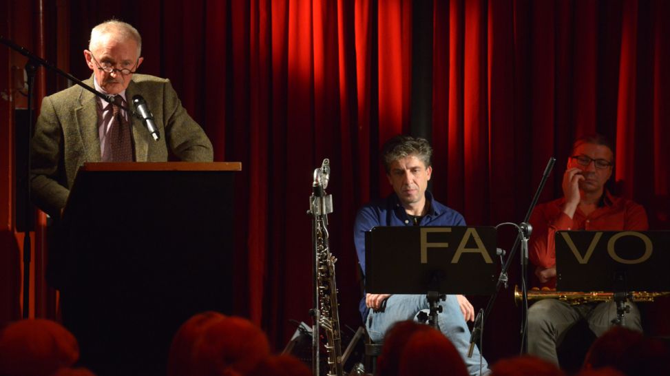 ​Preisverleihung im Roten Salon, Volksbühne, mit Ernest Wichner, LiteraturHausBerlin; Foto: © Thomas Ernst