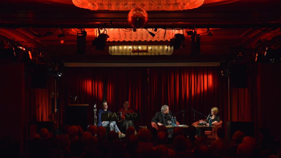 ​Preisverleihung im Roten Salon, Volksbühne, mit Ralf C. Grewe und Anne-Dore Krohn; Foto: © Thomas Ernst