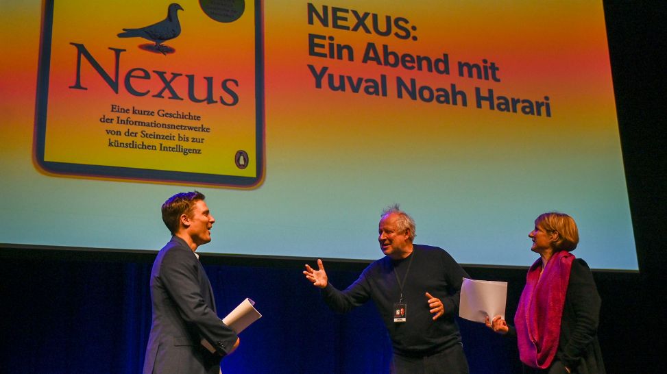 Yuval Noah Harari: "Nexus" – mit Constantin Schreiber, Axel Milberg und Anne-Dore Krohn; © Daniel Biskup