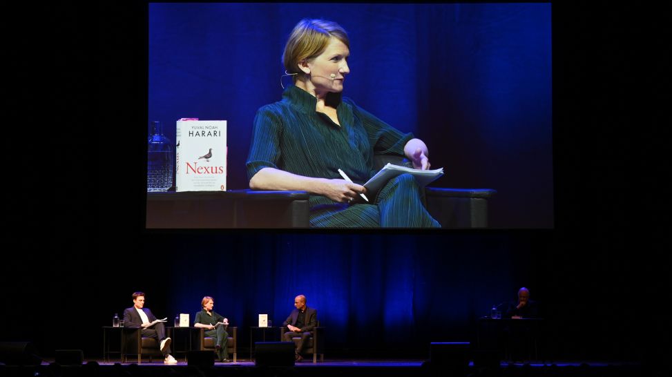 Yuval Noah Harari: "Nexus" – mit Constantin Schreiber, Anne-Dore Krohn und Yuval Noah Harari; © Daniel Biskup