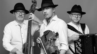 Kroke: Tomasz Lato (Bass), Tomasz Kukurba (Viola) und Jerzy Bawoł (Akkordeon); © kroke.pl