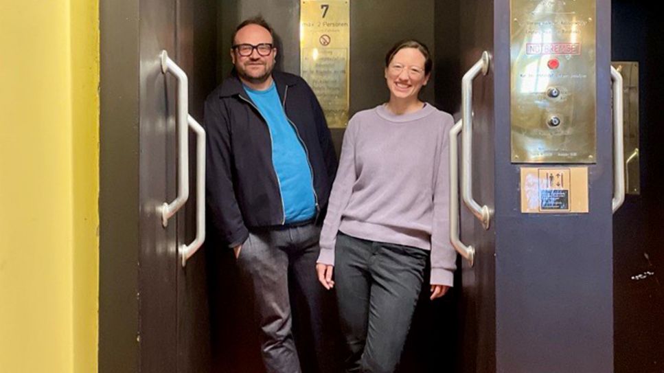 Tenor Jörg Genslein – mit Kamilla Kaiser im Paternoster, Haus des Rundfunks, Berlin; © radio3