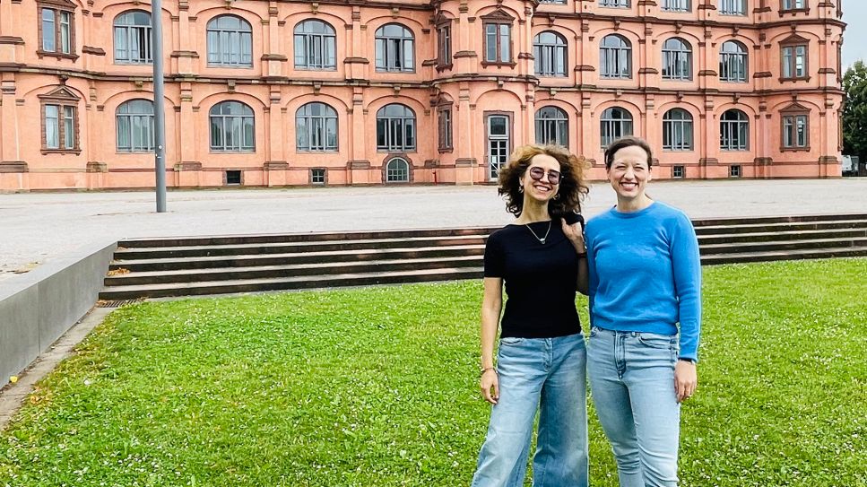 Pianistin Anna Zassimova – mit Kamilla Kaiser vor dem Schloss Gottesaue, Karlsruhe; © radio3