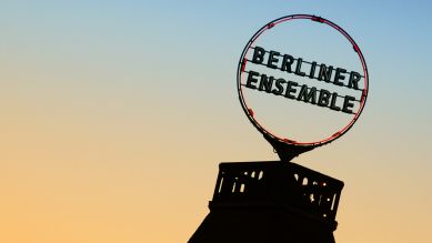 Berliner Ensemble, Wahrzeichen auf dem Dach © Carsten Kampf