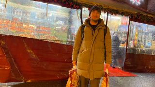 Dmitrij Kapitelman vor dem Supermarkt "Rossija", Berlin-Charlottenburg; © Stephan Ozsváth