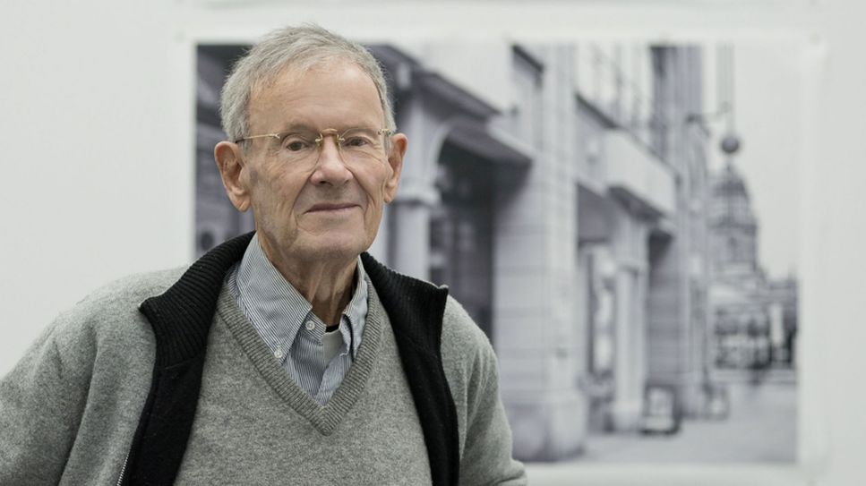 Portrait des Fotografen Michael Ruetz vor seinen Bildern in der Akademie der Künste in Berlin, 2023; © Amélie Losier