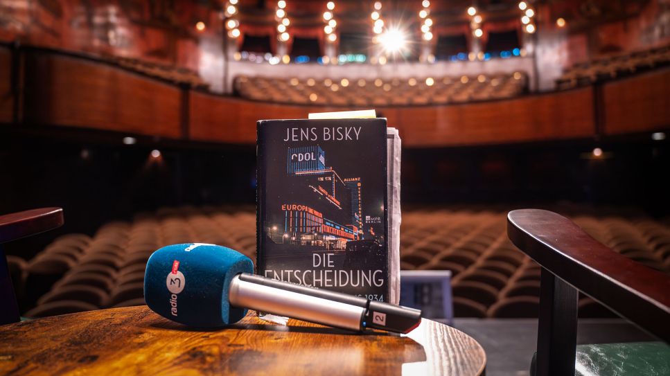 Der zweite Gedanke – Buchpremiere live aus dem Renaissance Theater Berlin –  Jens Bisky: "Die Entscheidung. Deutschland 1929 bis 1934" © Thomas Ernst