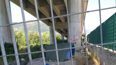 Zelte der Migranten unter der Brücke des Roja-Flusses in Ventimiglia; © Dorette Deutsch