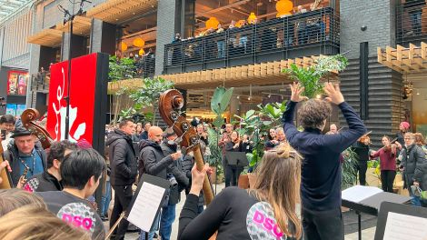 radio3 vom rbb und das DSO Berlin schenken der 75. Berlinale am Potsdamer Platz im The Playce einen Flashmob © Gudrun Reuschel