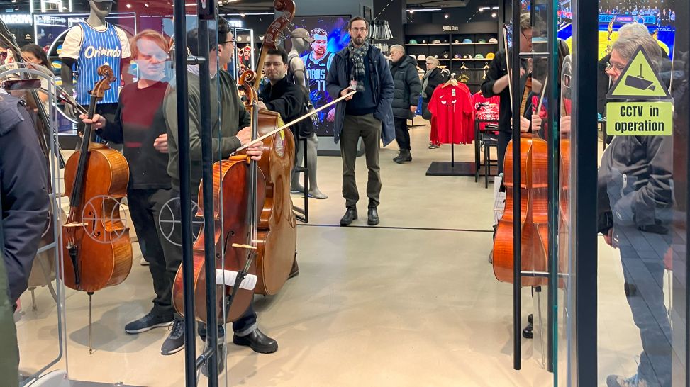 DSO Musikerinnen und Musiker warten auf ihren Flashmob-Auftritt © Gudrun Reuschel