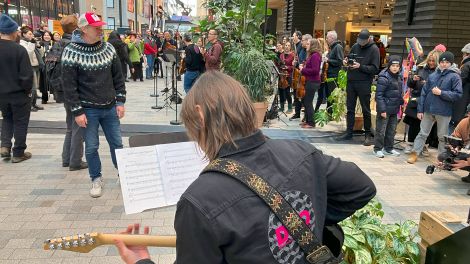 Gitarrist beim Flashmob von radio3 vom rbb und dem DSO Berlin zur 75. Berlinale © Gudrun Reuschel