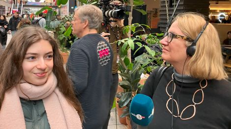 radio3 Reporterin Andrea Handels berichtet vom Flashmob mit dem DSO Berlin zur 75. Berlinale © Gudrun Reuschel