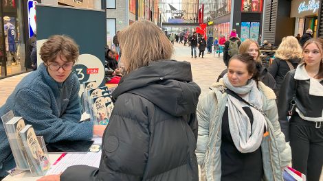 radio3 Stand im The Playce am Potsdamer Platz kurz vor einem Flashmob von radio3 und dem DSO zur 75. Berlinale © Gudrun Reuschel