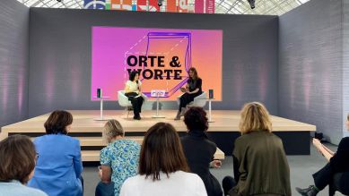 Dilek Güngör und Nadine Kreuzahler auf der ARD Bühne in Leipzig bei der Buichmesse © rbb