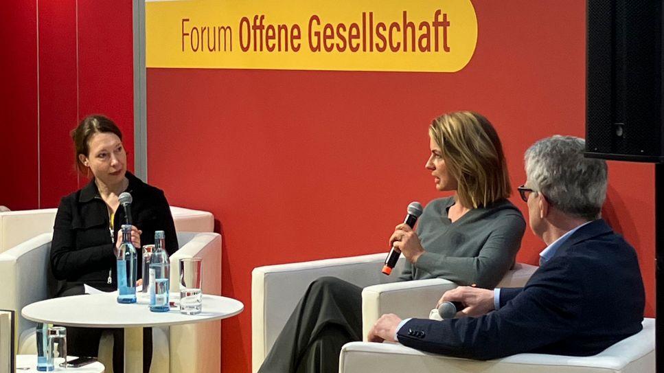 Wir haben die Wahl! Die Debatte mit Natascha Freundel, Thomas de Maizière und Jessy Wellmer auf der Leipziger Buchmesse 2024 © Martina Stemann