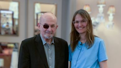 Salman Rushdie und Nadine Kreuzahler © rbb