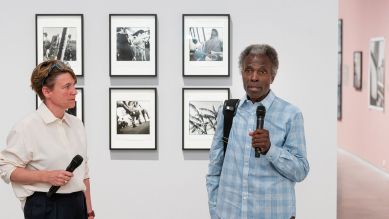 Katia Reich (Kuratorin) mit Akinbode Akinbiyi im Gespräch in der Ausstellung „Akinbode Akinbiyi. Being, Seeing, Wandering“ © Foto: Harry Schnitger
