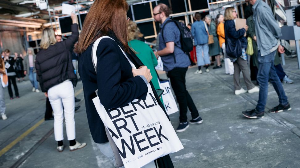 Besucherin der Art Week mit Tasche © Lale Yürür