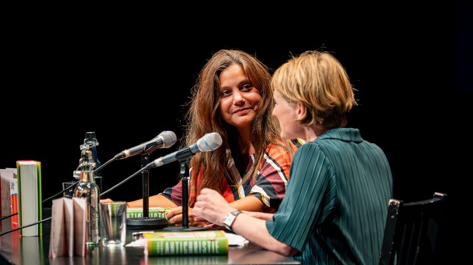 Mithu Sanyal und Anne-Dore Krohn © Internationales Literaturfestival Berlin, PWS-e.V., Foto: Charlotte Kunstmann