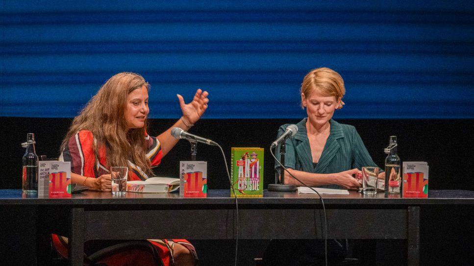 Mithu Sanyal und Anne-Dore Krohn © Internationales Literaturfestival Berlin, PWS-e.V., Foto: Charlotte Kunstmann