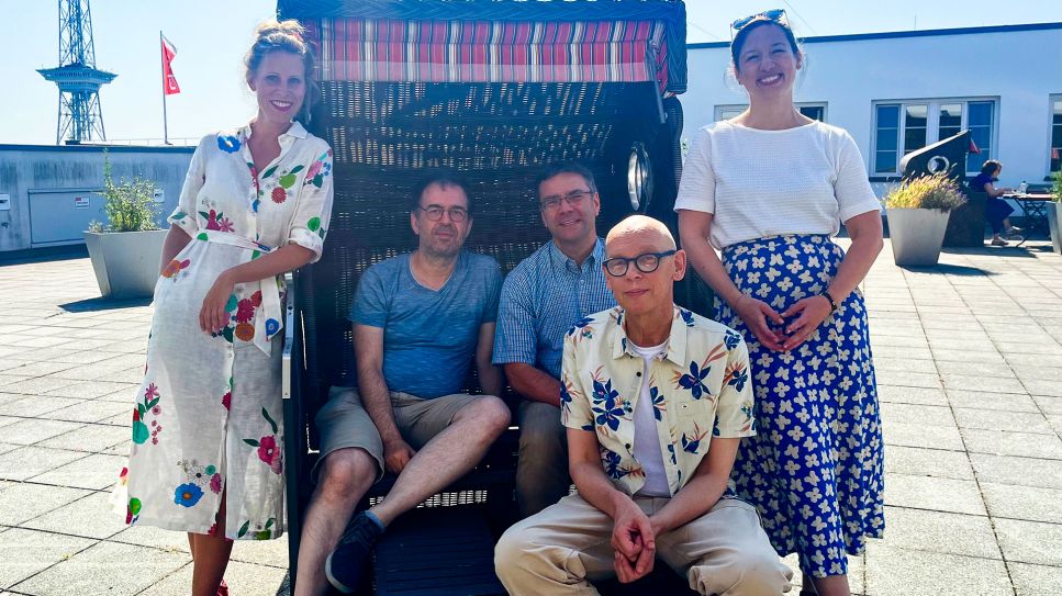 Meine Musik – das Moderator:innen Team auf der Dachterrasse vom Haus des Rundfunks (vlnr.) Fanny Tanck, Matthias Käther, Bernhard Schrammek, Kai-Luehrs Kaiser und Kamilla Kaiser © privat