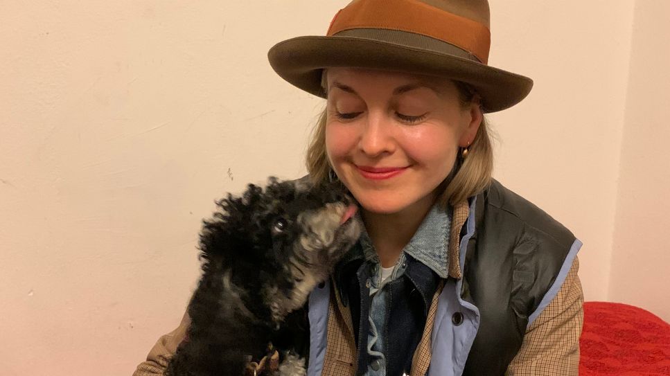 Valery Tscheplanowa mit Hund © Nadine Kreuzahler