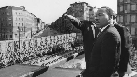 Martin Luther King Jr. in Berlin an der Mauer Bernauer Straße © www.imago-images.de