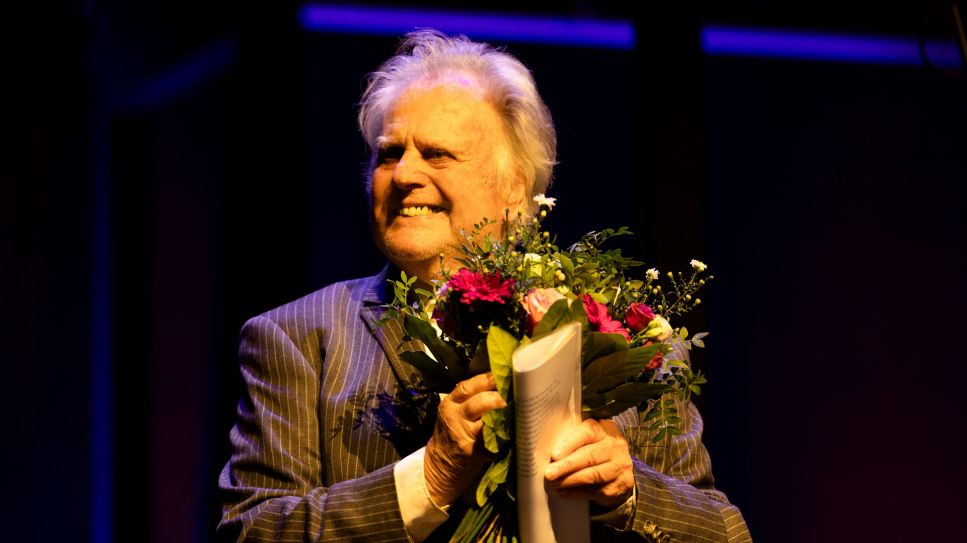 um 100. Geburtstag der Komödie am Kurfürstendamm. Blumen für Jürgen Wölffer, der 40 Jahre lang die Geschicke der Komödie am Kurfürstendamm geleitet hat. © Franziska Strauss