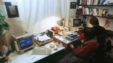 Wau Holland (l) und Steffen Wernery vom "Chaos-Computer-Club" in Hamburg an ihren Computern im November 1984. © picture-alliance / dpa | Werner Baum