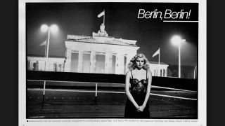 Helmut Newton: "Brandenburg Gate and the Berlin Wall, German Vogue, Berlin 1979" © Helmut Newton Foundation