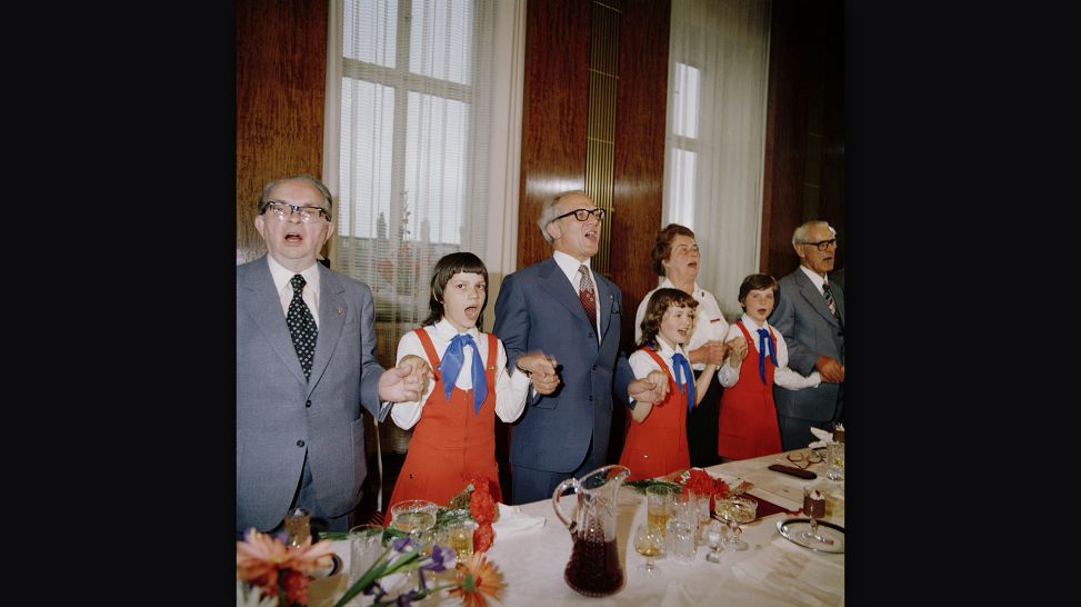 Camera Work: Thomas Billhardt - Erich Honecker mit Jungpionieren beim Veteranentreffen (1974); © Thomas Billhardt, CAMERA WORK Gallery