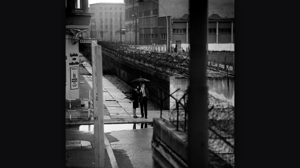 Thomas Billhardt: Grenzübergang Checkpoint Charlie (1963) © Thomas Billhardt, CAMERA WORK Gallery