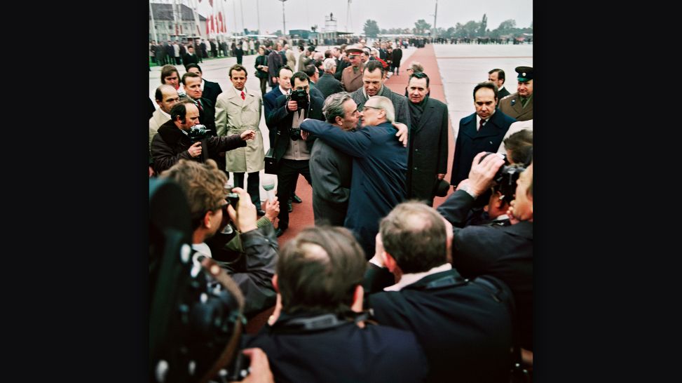 Gallery Work: Thomas Billhardt - Besuch von Leonid Breschnew in Berlin zum 25. Jahrestag der DDR (1974); © Thomas Billhardt, CAMERA WORK Gallery