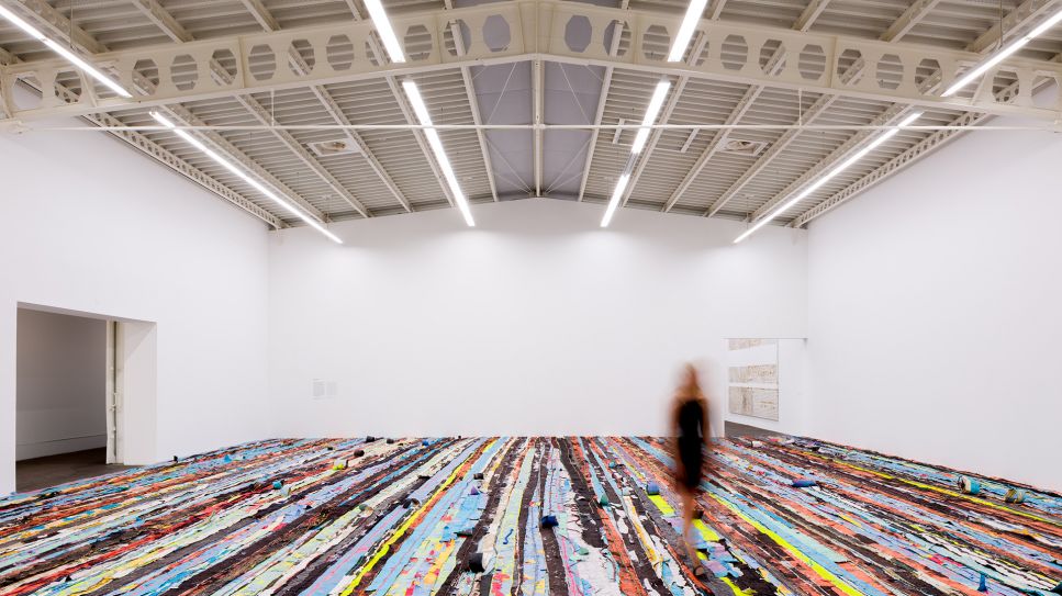 Mark Bradford: "Keep Walking" - Ausstellungsansicht Hamburger Bahnhof – Nationalgalerie der Gegenwart © Nationalgalerie – Staatliche Museen zu Berlin / Jacopo La Forgia | Courtesy Mark Bradford und Hauser & Wirth