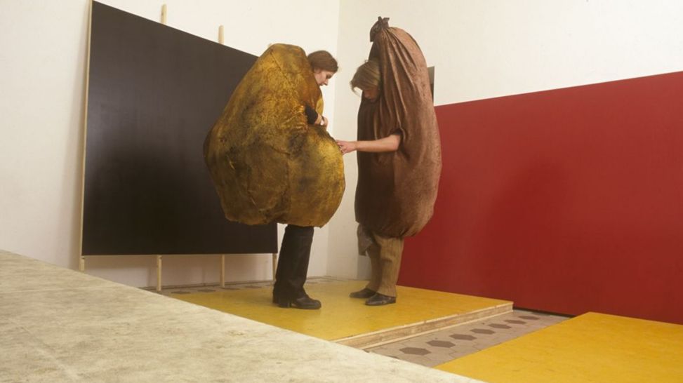 Rirkrit Tiravanija: untitled 1997 (a demonstration by faust as a sausage and franz biberkopf as a potato), 1997; © Rirkrit Tiravanija | Courtesy: der Künstler / neugerriemschneider