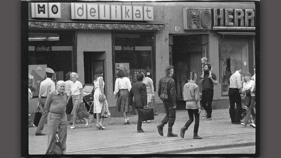 Punks in der Fußgängerzone vor HO-Geschäften, Ost-Berlin 1983-85 © Robert-Havemann-Gesellschaft/Nikolaus Becker