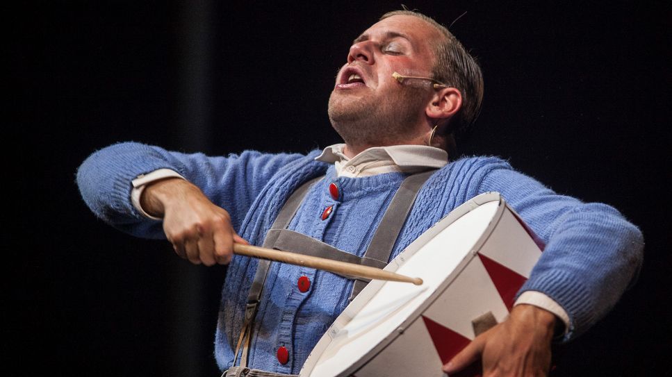 Berliner Ensemble: Die Blechtrommel mit Nico Holonics; © Lukáš Horký