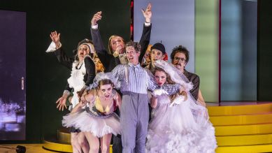 Komische Oper: Pferd frisst Hut © Jan Windszus Photography