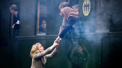 Stella. Ein Leben; hier: Stella Goldschlag ( Paula Beer ) verabschiedet ihre Eltern Toni und Gerd Goldschlag ( Katja Riemann und Lukas Miko ) auf dem Bahnhof Grunewald; © Majestic/Christian Schulz/Letterbox