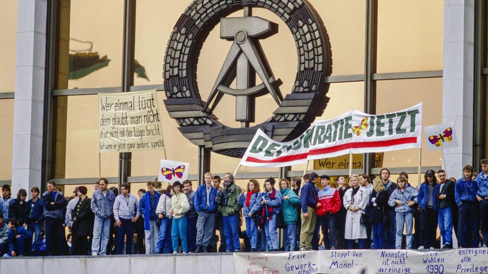 Demonstrierende am 04.11.1989 vor dem Palast der Republik © bpk / Bundesstiftung zur Aufarbeitung der SED Diktatur / Klaus Mehner