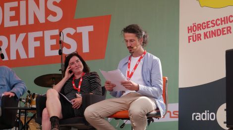 Der Ohrenbär auf dem radioeins Parkfest | Christine Anlauff und David-Neuhäuser © rbb/OHRENBÄR/Birgit Patzelt