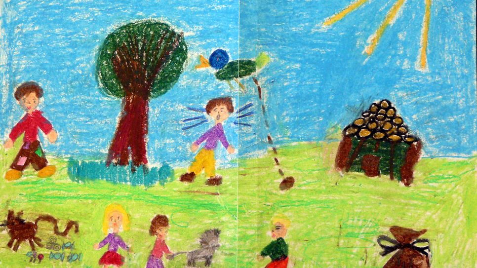 Bunte Kinderzeichnung: viele Kinder und Tiere auf einer Wiese, darüber fliegt eine schnatternde Ente, die Sonne scheint (Quelle: rbb/OHRENBÄR/Johanna)